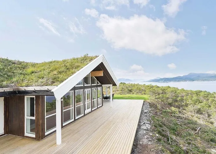 4 Bedroom Lovely Home In Kvisvik photo