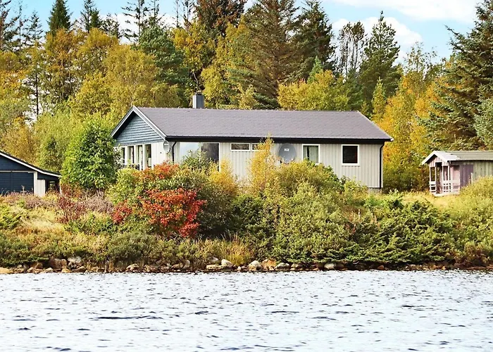 Five-Bedroom Holiday Home In Kvenvaer photo