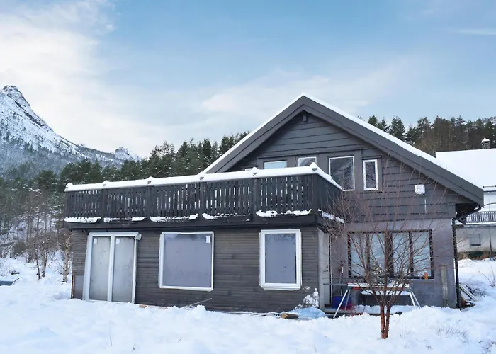 3 Bedroom Beautiful Home In Eikefjord photo