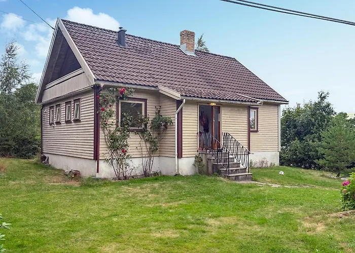 Three Bedroom Cozy Home In Flekkeroy Mebø 사진