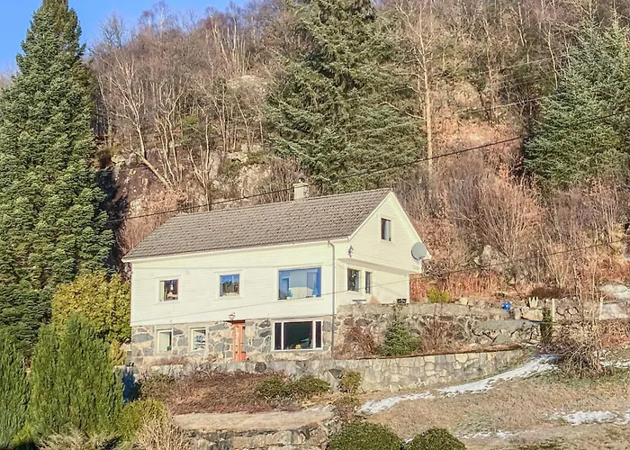 Фото 4 Bedroom Awesome Home In Nedre Vats Stokka
