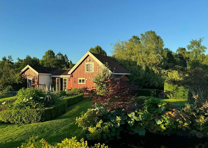 Red Country House With Lush Gardens Near Arendal Eydehavn zdjęcie