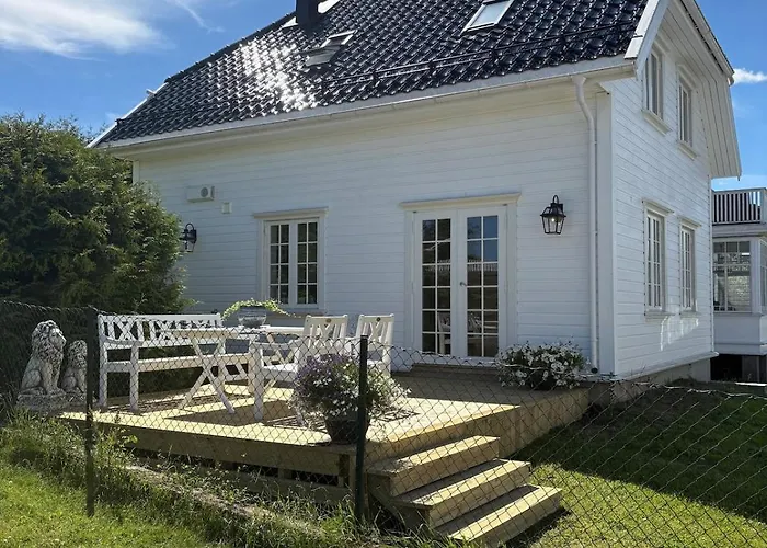 Small House On Nesbrygga Near The Sea fotorgafie